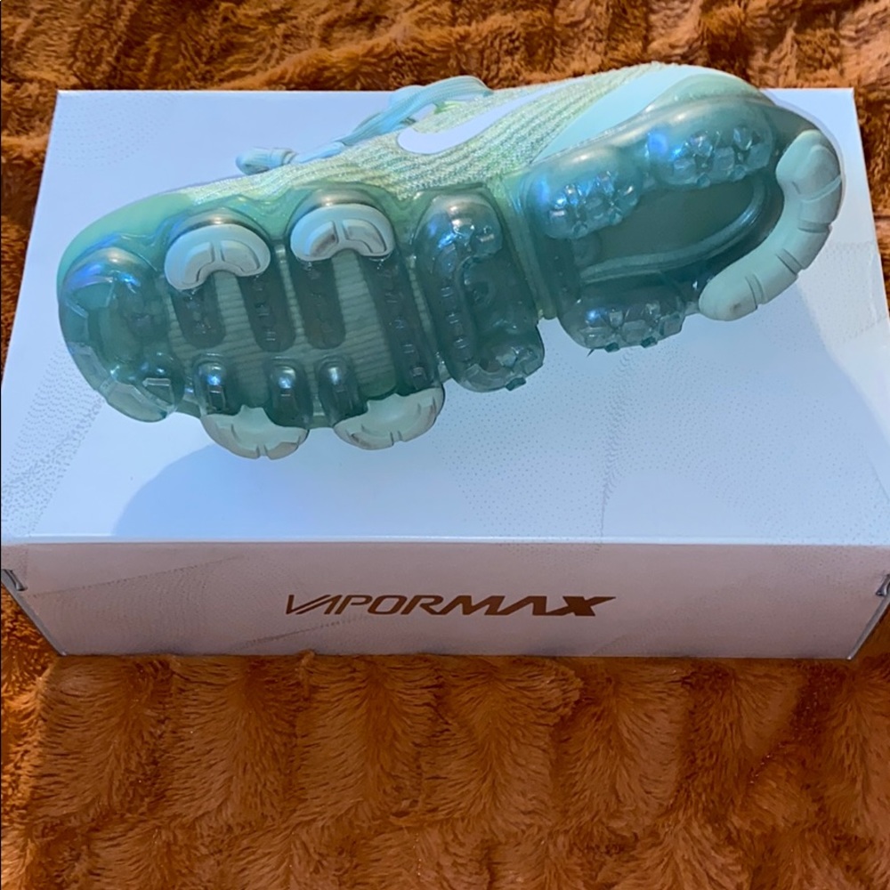 brand new size 10 women vapor max NEVER WOrn - Picture 2 of 4